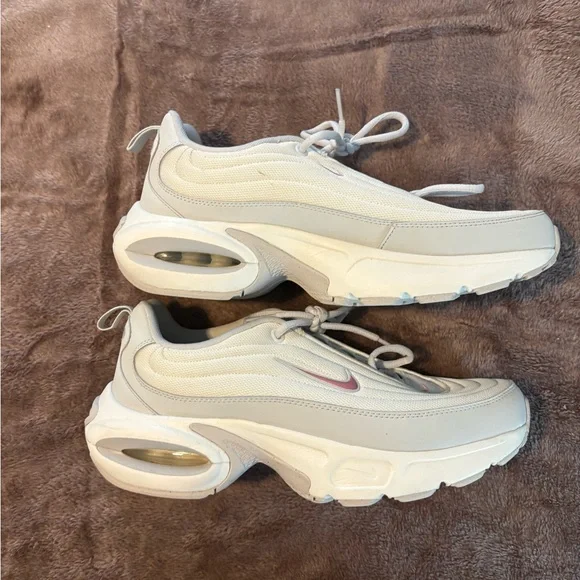 Nike Women’s size 10 Air Max Portal Sneaker White w Pink accents Excellent Cond! - Picture 2 of 8